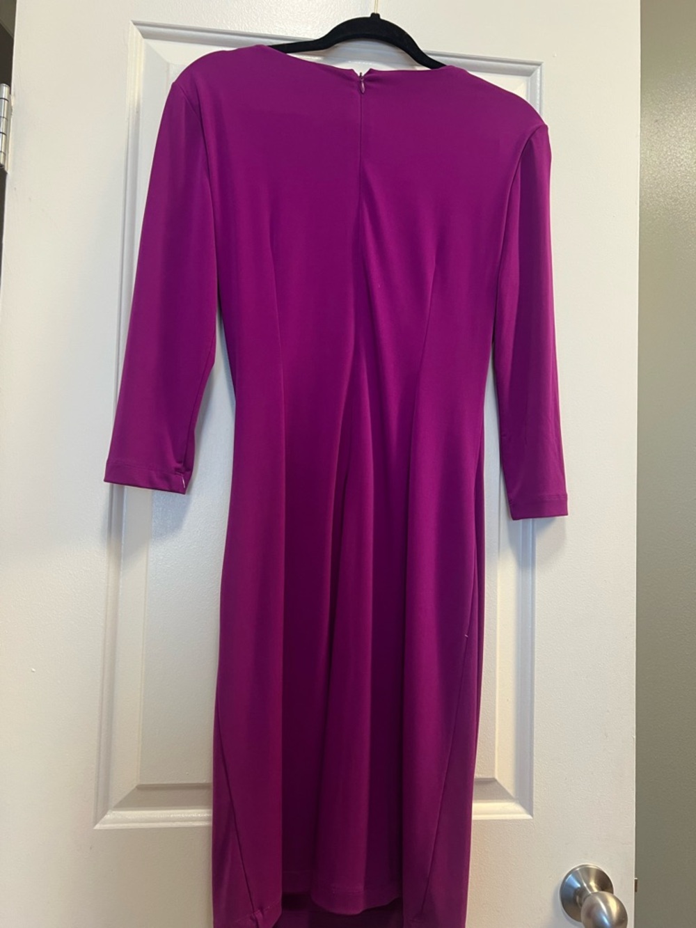 Tahari Magenta Ruched Dress Gold Chain Detail Size 8 Midi - Picture 5 of 5